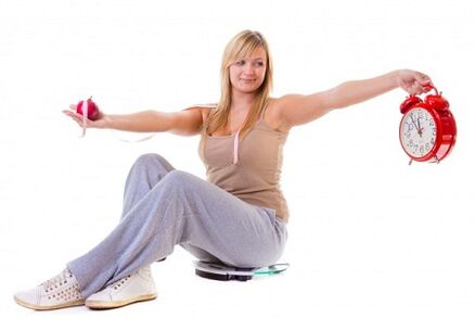 Желающая похудеть девушка питается полезно и по режиму